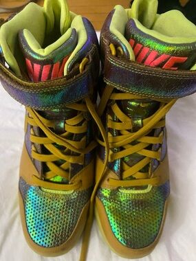 Nike Sky Hi Revolution TROPHY PACK
RARE Iridescent chameleon colors